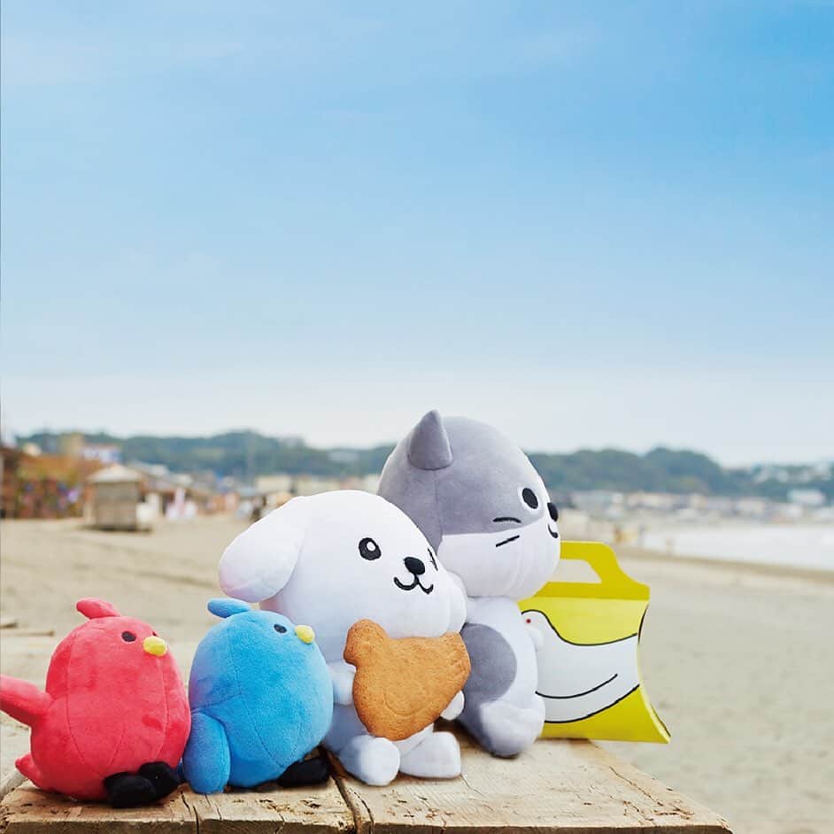 のインスタグラム：「海を眺めながらおやつタイム… #おうちまで待てなかった #買ったらその場で食べたい #鎌倉名物」