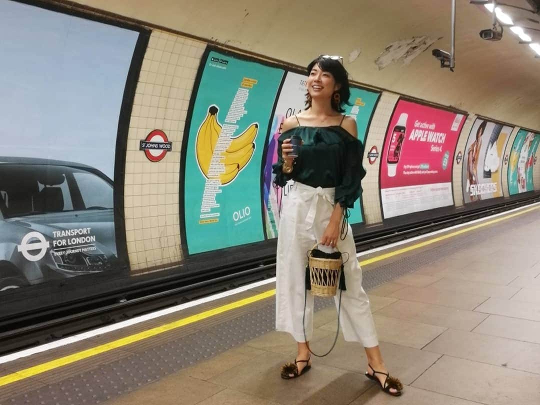 のインスタグラム：「センジョンの懐かしのお店へ… 去年の6月、ロンドンに着いた翌日に、家の内見のついでに行ったレストラン。 一年前の写真も載せてみました…目ヂカラ怖い😂 あの時はメニューが全く読めなくて、😵😵😵だったけど、今は読めるし注文も出来る😎  #stjohnswood #セントジョンズウッド #london #ロンドン #ロンドングルメ #ロンドン暮らし #ロンドン生活 #トルコ料理」
