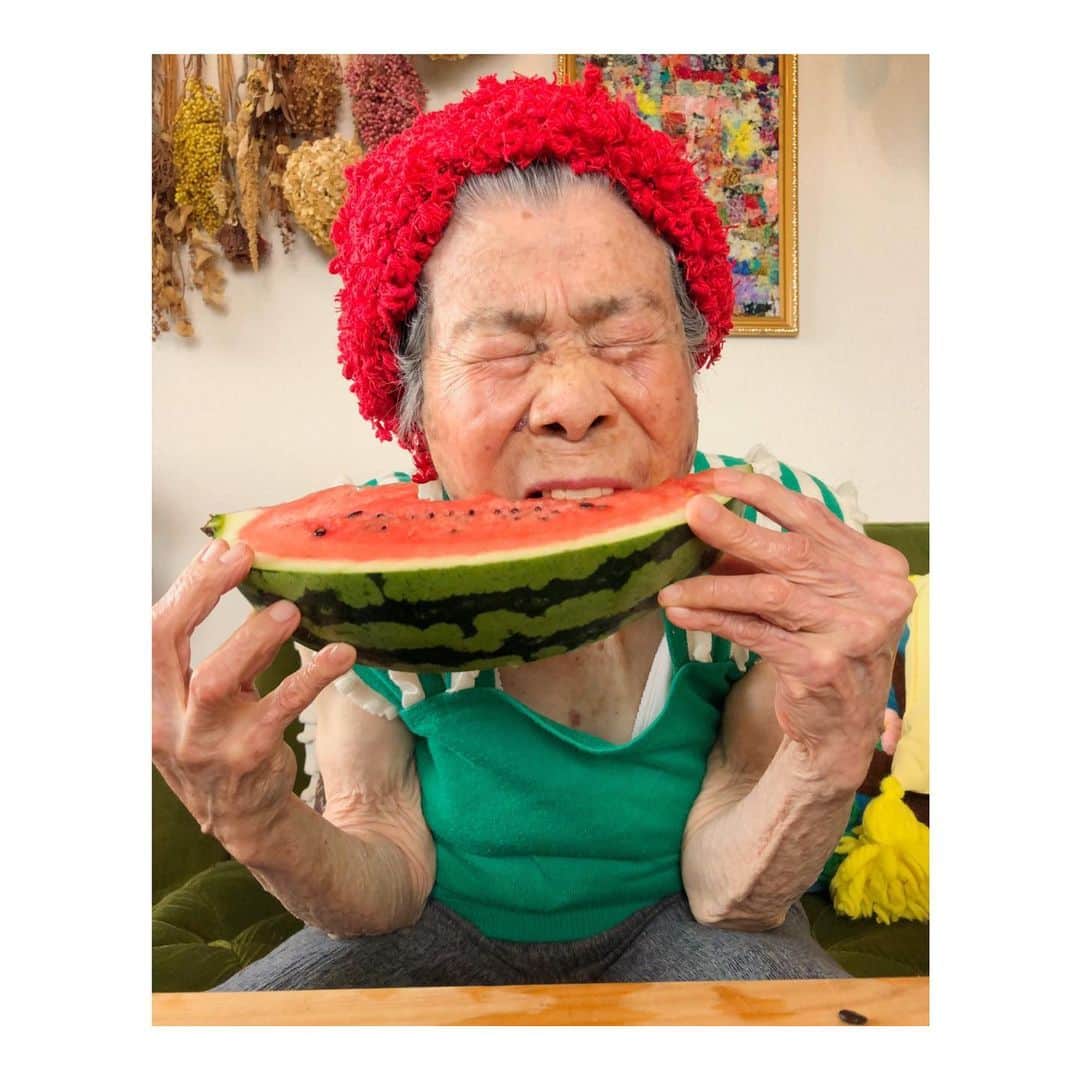 森千波さんのインスタグラム写真 - (森千波Instagram)「🍉🍉🍉 . . . . #tgcemk#weaving#grandma#96yearsold#happy#handmade#model#fashion#smile#ootd#gm#summer#watermelon#夏#スイカ#おばあちゃん」8月27日 7時25分 - 1000wave