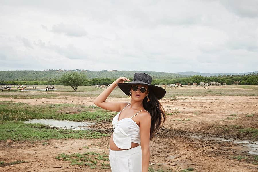 シェイ・ミッチェルさんのインスタグラム写真 - (シェイ・ミッチェルInstagram)「The paparazzi at this zebra resort in Mexico take wayyyy more flattering photos than the LA paps 😂 : wearing my #shaycation capsule from @revolve」8月27日 7時38分 - shaymitchell