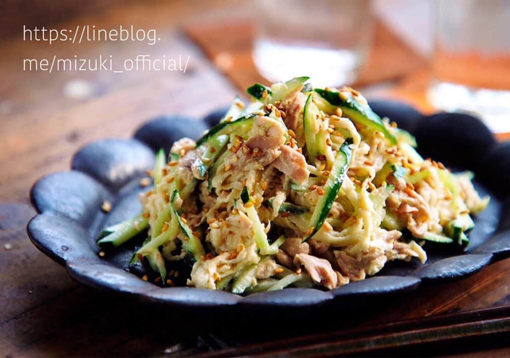 Mizuki【料理ブロガー・簡単レシピ】さんのインスタグラム写真 - (Mizuki【料理ブロガー・簡単レシピ】Instagram)「・ 【レシピ】 ♡切り干し大根のやみつきサラダ♡ ・ おはようございます(*^^*) 今日は切り干し大根を使った おつまみ系サラダのご紹介です♩ 旨味たっぷりのツナも入って しっかり食べ応えがありますよ♡ 味付けはマヨネーズ×ごま油で 風味も満点です♩ ・ 作り方は超簡単！ 和えるだけ♡ 火を使わずにできるので 是非お試し下さいね♩ ・ ・ ーーーーーーーーーーーー 【2人分】 切り干し大根...20g ツナ...1缶(70g) きゅうり...1/2本 ●マヨネーズ...大2 ●酢・ごま油...各小1 ●砂糖...小1/2 ●塩こしょう...少々 白いりごま...適量  1.切り干し大根は水につけて戻し、手で絞って水気を切る。ツナは油を切る。きゅうりは千切りにする。 2.ボウルに●を入れて混ぜ、1を加えて和える。 3.器に盛り、ごまを振る。 ーーーーーーーーーーーー ・ ・ 《ポイント》 ♦︎切り干し大根が長い場合は食べやすい長さに切って下さい☆ ♦︎仕上げにラー油をかけても美味しいです♩ ・ ・  #ブログ更新しました ・ ・  ブログ(レシピ)はホームのリンクよりご覧下さい↓ @mizuki_31cafe 【Mizuki公式ラインブログ】 https://lineblog.me/mizuki_official/ ・ ・ #サラダ#副菜#おつまみ#切り干し大根 #ツナ #Mizuki#簡単レシピ#時短レシピ#節約レシピ#料理#レシピ#フーディーテーブル#ブログ#おうちごはん#おうちカフェ#デリスタグラマー#料理好きな人と繋がりたい#料理ブロガー#おうちごはんlover #foodpic#food#follow#cooking#recipe#lin_stagrammer」8月27日 7時31分 - mizuki_31cafe