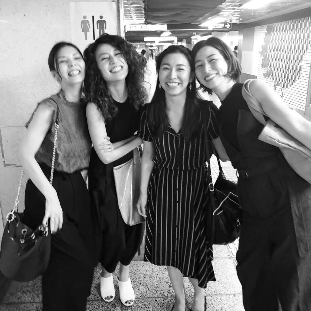 dorlisのインスタグラム：「日比谷駅で偶然の連鎖  #dorlis #chihiRo #chihiRo(ジルデコ) #mye #会いたかった  #kelpie #singer #friends #再会 #偶然 #日比谷駅 #最高 #ほろ酔い」