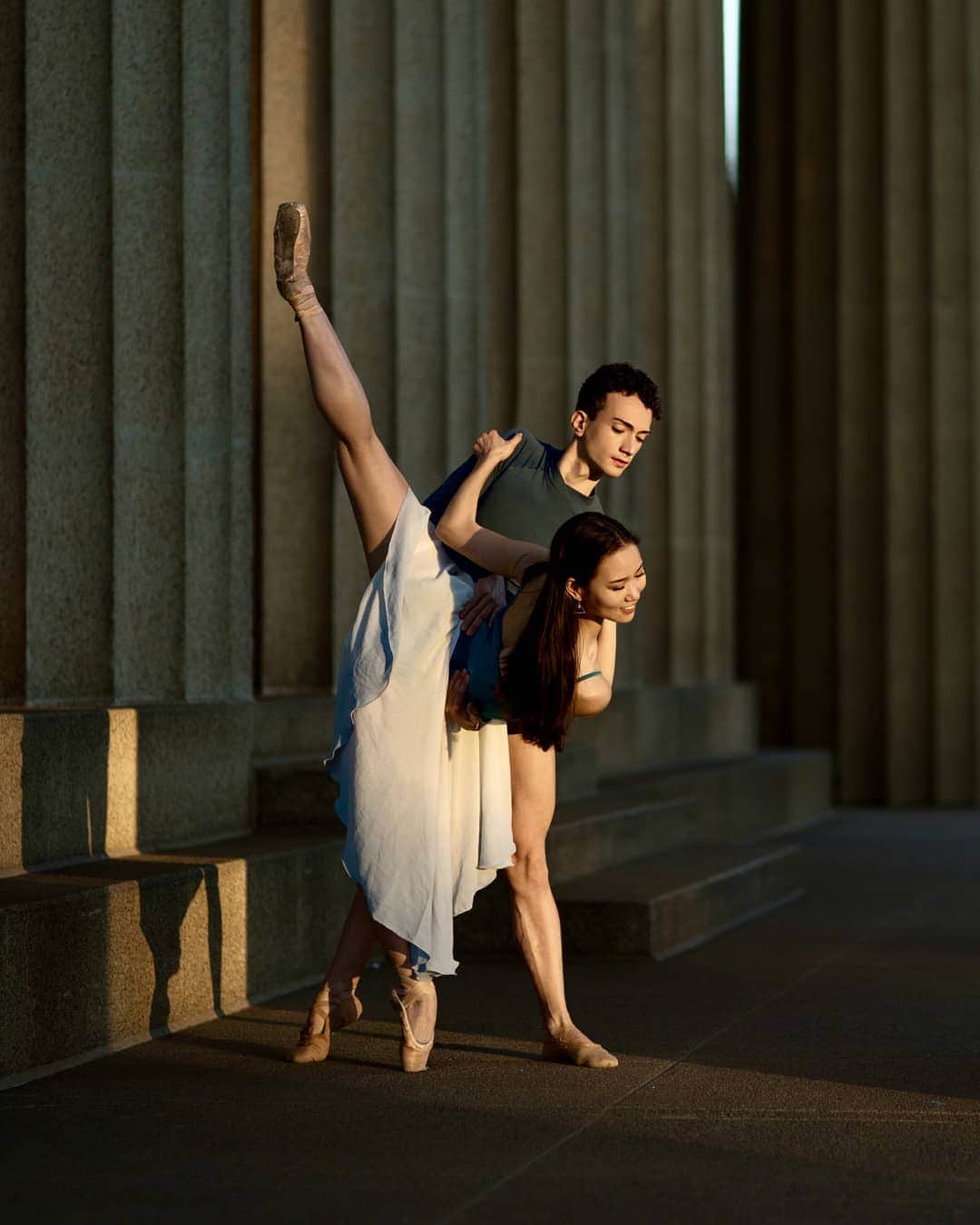Lily Saito (齊藤莉理)のインスタグラム：「We all need somebody to lean on 💫 |❣@mrlucasport | |📸 @hannahmeredithphoto |」