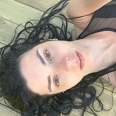 Merve Boluğurのインスタグラム：「Amor fati🦋」