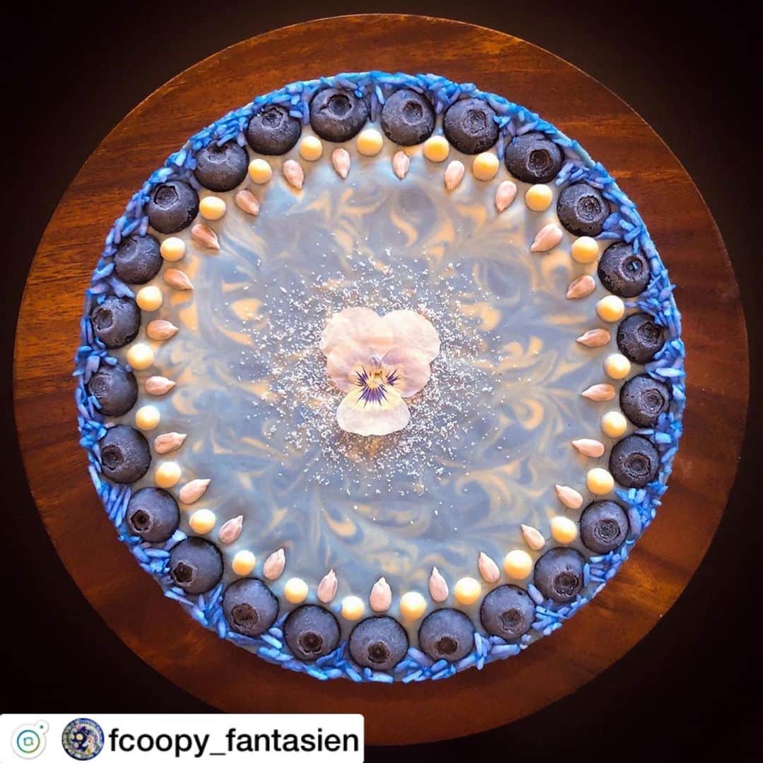 スピルリナのDICライフテック株式会社さんのインスタグラム写真 - (スピルリナのDICライフテック株式会社Instagram)「@fcoopy_fantasien さま、リポストです😊✨ . . ブルーのマーブル模様が美しくて芸術的なバースディケーキですね🎂🦋✨🦋💙 . 自然の恵みがたっぷり詰まったローヴィーガンケーキ、植物の色の力を感じます🌿✊🏼✨ . . ステキな作品に植物スピルリナ生まれの青色素、リナブルーをご活用いただき、ありがとうございます☺️🙏💙✨💙 . #リナブルー  #dicスピルリナ #スーパーフード  #linablue #spirulina . ↓ . . 💙 Blue Marble Raw Cheese Cake ✨ ローヴィーガンチーズケーキ。 ターコイズブルーがお好きな方のお誕生日のお祝いに。 💎 スーパーフードの王様と呼ばれるスピルリナから抽出された天然色素フィコシアニンでブルーに色づいたフィリングに、メッセージをしたためてから、マーブル模様を描きました。（写真3⇨4枚目） ❄️ トッピングは、フィコシアニンで青く染めたココナッツ、宮崎産無農薬ブルーベリー（今年はこれがラストかな…）、有機サンフラワーシード、そして真ん中には“空想の羽”という花言葉を持つビオラ。 🦋 ビタミン、ミネラル、食物繊維、そして酵素たっぷりのローケーキは、大自然がもたらす生命力と愛が詰まった魔法のお菓子です。 🔹 🔷 #fantasien  #fantasienrawcake  #rawcheesecake #ローチーズケーキ #rawcake #ローケーキ  #rawsweets #ロースイーツ #卵乳製品白砂糖小麦粉不使用 #vegansweets #ヴィーガンスイーツ  #glutenfreesweets #グルテンフリー  #スピルリナ #スピルリナ青  #フィコシアニン #ブルーマーブル  #viola #ビオラ #空想の羽  #loveエッセンス入り #バースデーケーキ  #魔法のお菓子  #magic #love」8月27日 7時43分 - dic_spirulina