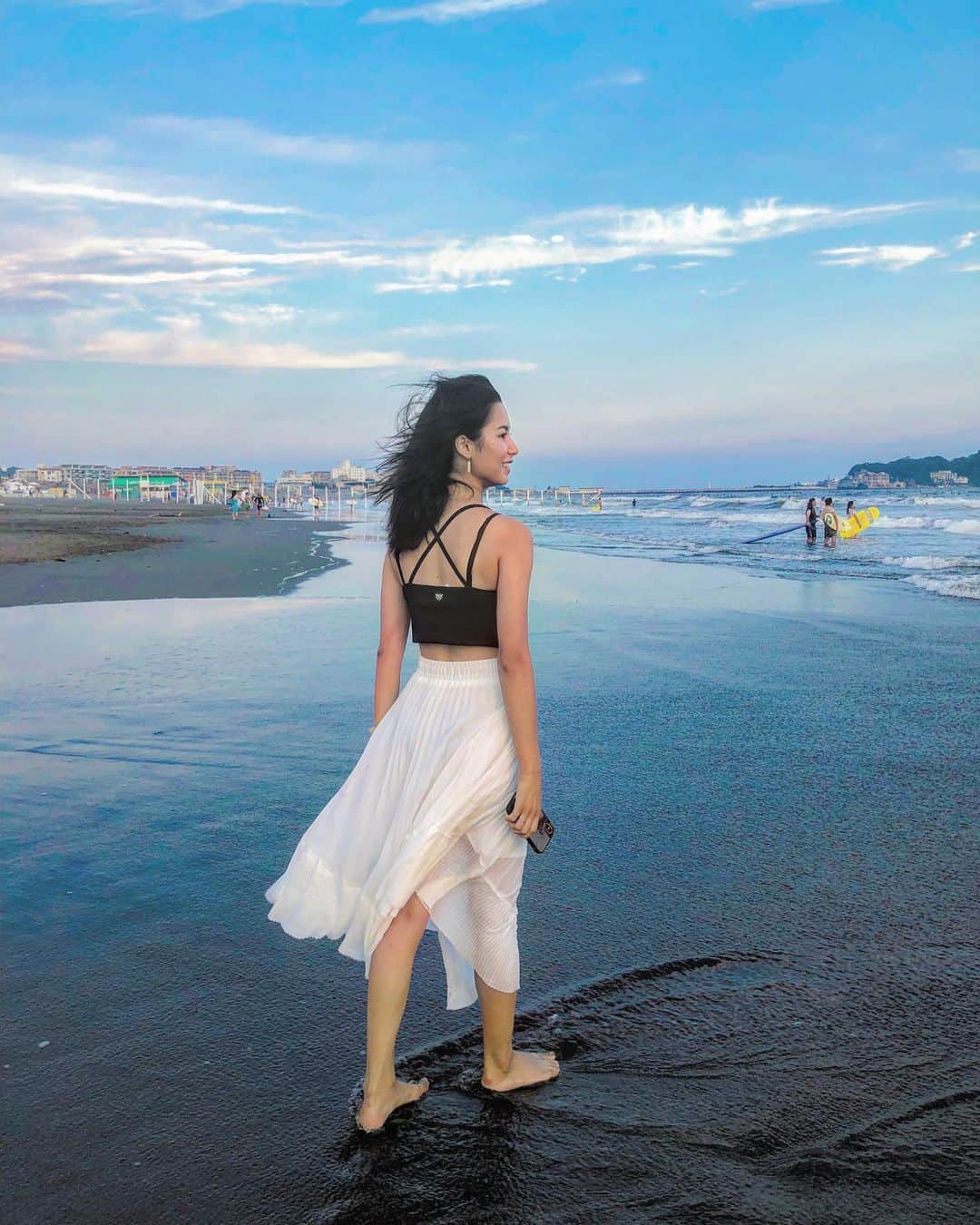 ヴァッツ美良さんのインスタグラム写真 - (ヴァッツ美良Instagram)「少し涼しくなって 心地よい気温になってきたね🌿 一年中このくらいだといいんだけど。 * スカートは @holidayandholiday_official  裾がアシメになってて可愛いよ✨ * * #海#beach#sea#beachgirl#fashion#白スカート#ロングスカート#白#ファッション#pr#mirafuku」8月27日 7時52分 - miravats_06