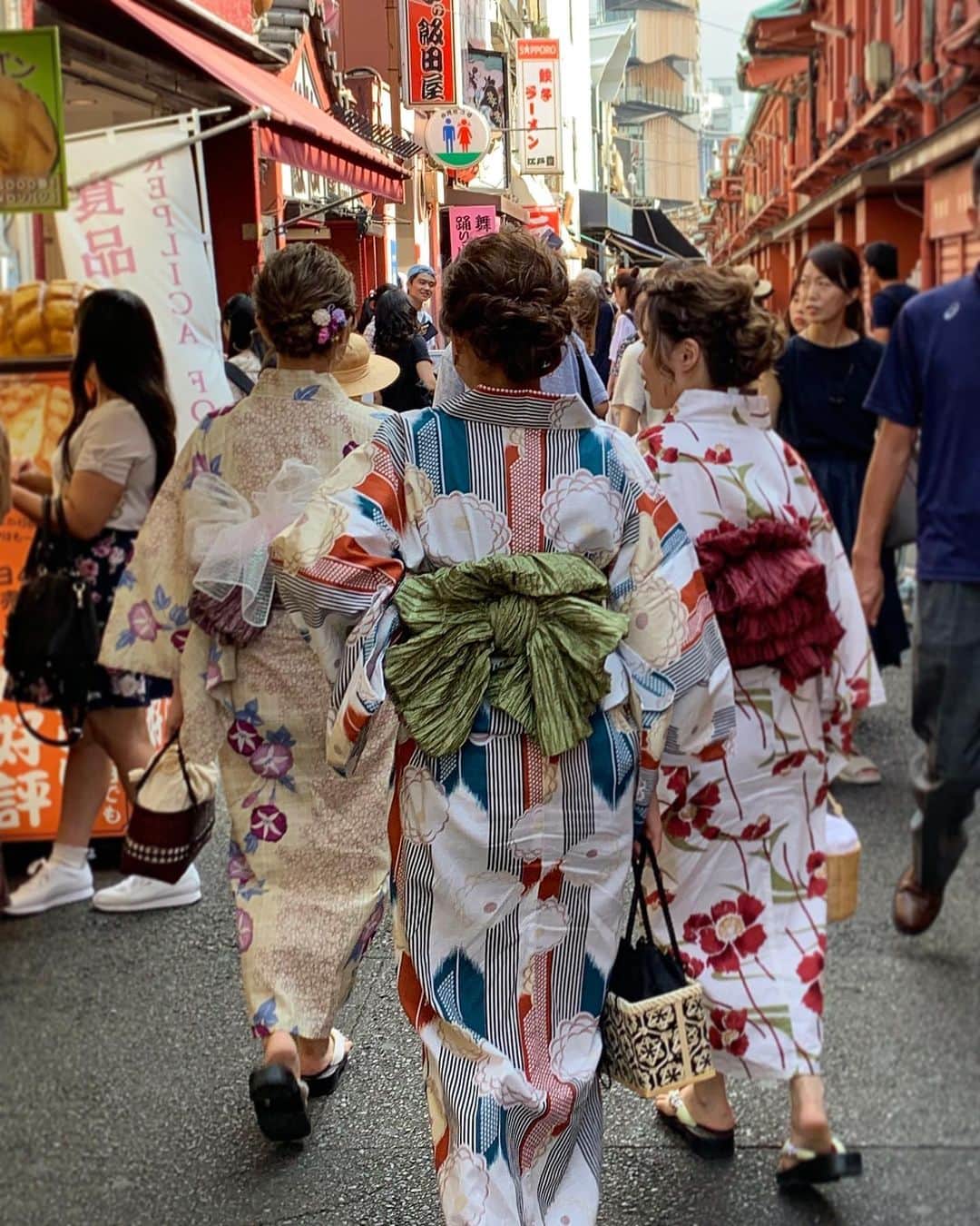 Leslie Camila-Roseのインスタグラム：「🌸 ⛩  #kimonolovers #yukata #sensojitemple #tokyo🗼 #japaneseaesthetic #inlovewithjapan」