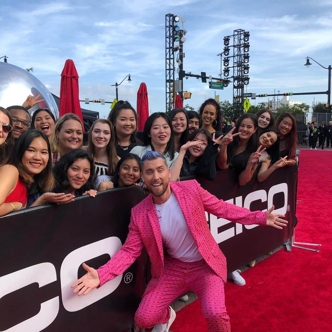 ランス・バスさんのインスタグラム写真 - (ランス・バスInstagram)「Can’t believe 20 years have gone #ByeByeBye since my first #VMAs! So happy to be back this year and big thanks to @Geico for partnering to give these fans a chance to catch the big show! Don’t miss my Geico commercials at 8:35 and 10EST during the show! #Geico」8月27日 8時05分 - lancebass