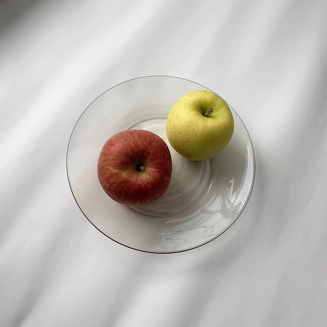 ukapiのインスタグラム：「. . @bambooglass_miura さんの 硝子のお皿にこの前の青森の林檎🍏 . お皿眺めてるだけで幸せ🥺 スモークの色味が本当に素敵。 . このお皿の為に料理がしたい。 . . #黄王#きおう#ふじ#林檎#🍎」
