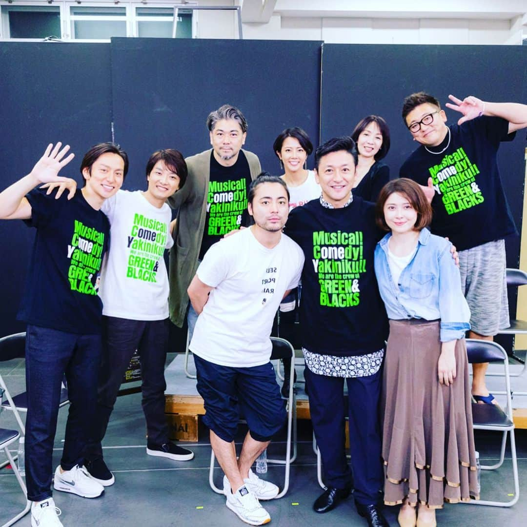 大和田美帆さんのインスタグラム写真 - (大和田美帆Instagram)「#ペテン師と詐欺師 稽古場でのお稽古は終わり あとは新橋演舞場に入って最終調整。 ９月１日初日。 もうすぐ。 ２８日23時からwowowの green&blacks という番組に出るそうです！ . . 稽古中には #保坂知寿 さんと #宮澤エマ ちゃんと女子3人で 最高に美味しい #馬肉屋さん #みの家 へ。 お誕生日をお祝いしていただき、 なんという幸せ。 お肉でエネルギーチャージ！ 稽古場最終日もほぼ全キャストでご飯会。 士気を高めました！  ラストスパート、がんばります。  #石丸幹二 #山田孝之 #宮澤エマ #保坂知寿 #岸祐二 #井上芳雄  #川久保拓司  #福田雄一」8月27日 8時07分 - miho_ohwada