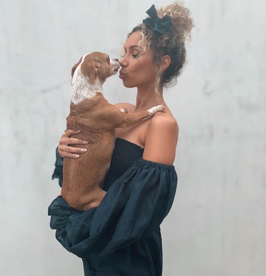 レオナ・ルイスのインスタグラム：「Any excuse or post a pic of me and my fur baby 🌸 Happy International dog day 🐶」