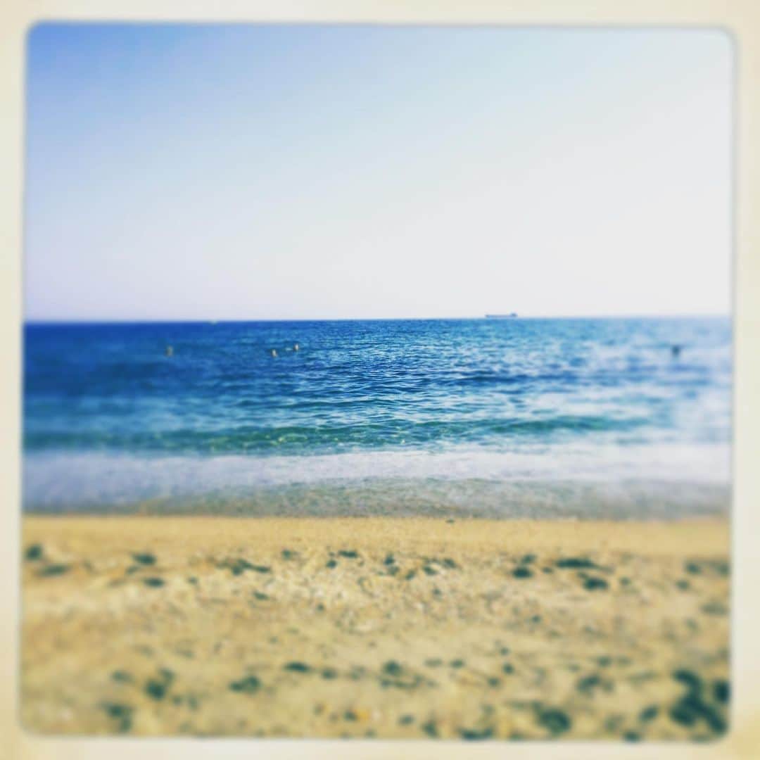 エマニュエル・ベアールのインスタグラム：「#holidays  #outoffocus  #ouzo 😀🍸☀️🇬🇷」
