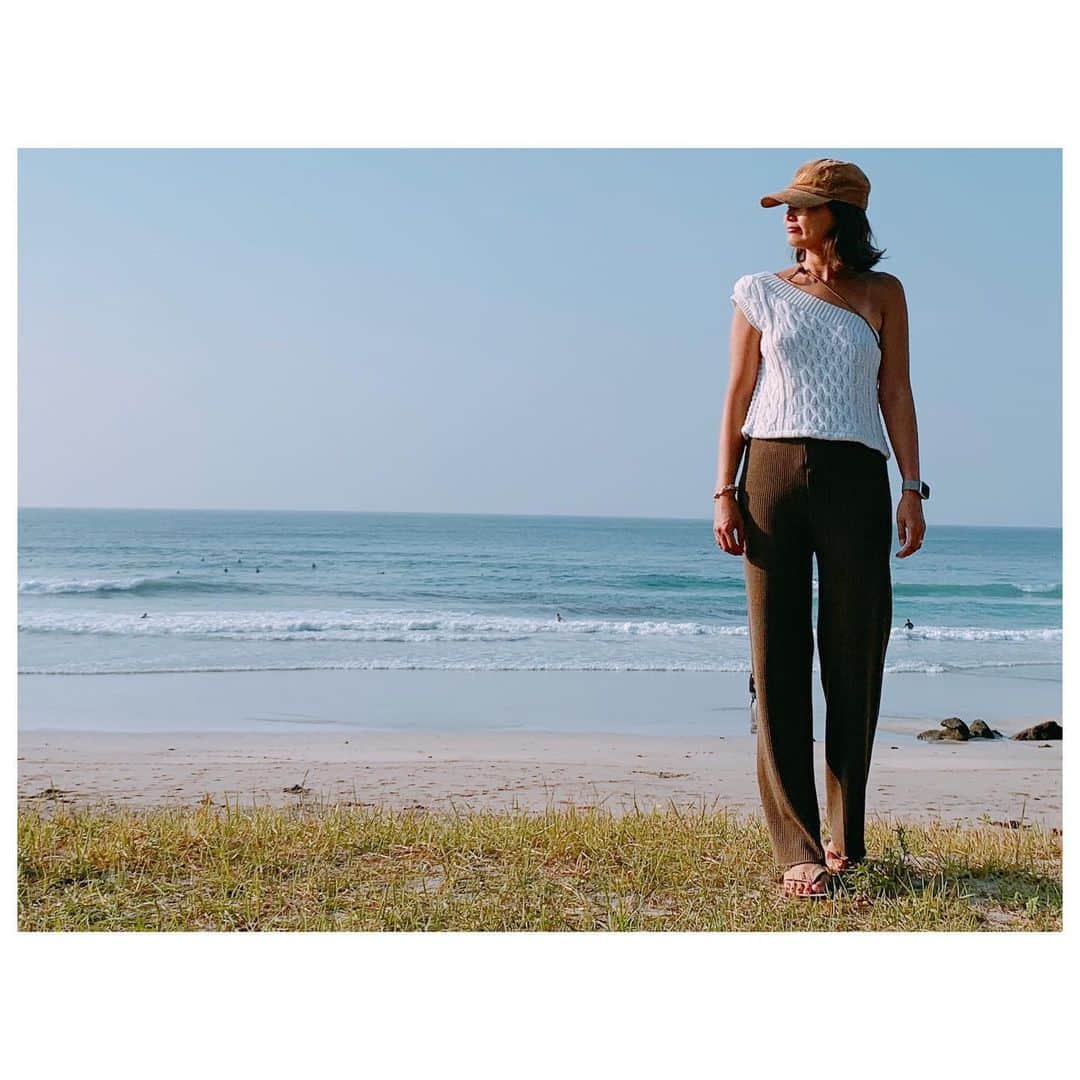のインスタグラム：「gm☻ 大好きな海で恐らくこの夏最後に夏した日⛱ 朝晩はすっかり涼しくなってきたので移動には入荷中のワッフルロングパンツを。 しっかりした生地なのでパジャマ感なく普段使いできてオススメです。 海見ながら読書したり昼寝したりして、夏がもうすぐ終わってしまう事にちょっぴりおセンチになりつつ、美味しい鰻を食べて温泉入って大好きな夏を満喫。 遠いけど、やっぱりここのビーチ好き♡ #summer #ilovesummer #fashion #style #ootd #outfits #herfee #herfee2019aw」