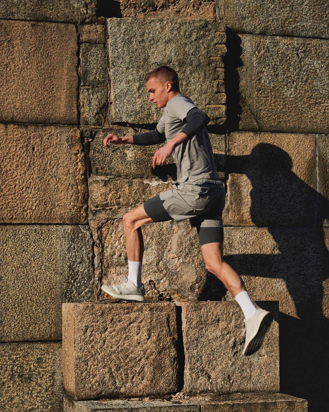 バーニーズ・ニューヨークのインスタグラム：「@jacquesnyc, founded by former Division 1 tennis player, @greggcohenca, features easy silhouettes and neutral palettes that make you want to wear the pieces outside the gym. Read how the brand’s identity was inspired by @greggcohenca’s love for concrete, stone, and water on #TheWindow」