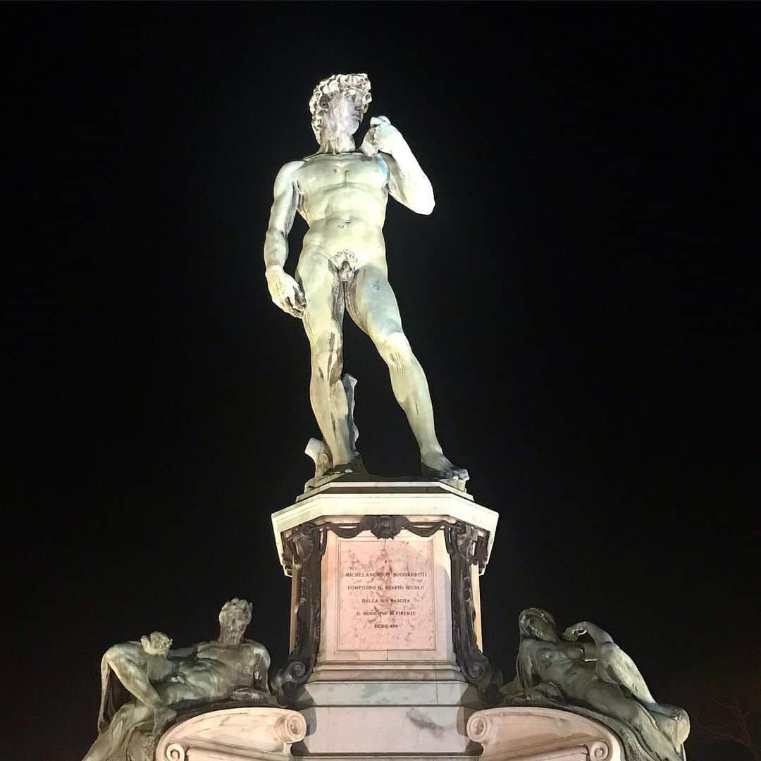 ロッテ・ヴァービークさんのインスタグラム写真 - (ロッテ・ヴァービークInstagram)「David watches over Florence at night. In the nude of course 🌙 #michelangelo #david #florence」8月27日 8時30分 - lotteverbeek