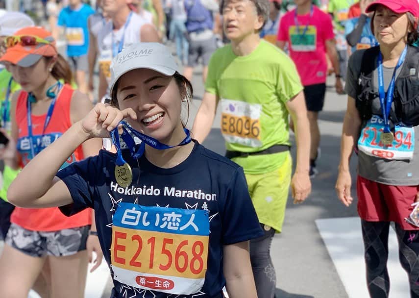 yuu sakuraiさんのインスタグラム写真 - (yuu sakuraiInstagram)「おはようございます！ : #北海道マラソン 2019 無事に完走！！ : 沢山の応援を本当にありがとうございました‼︎ : 3度目の挑戦！ 記録は4時間27分でのゴール☆ いや〜今回も。 42.195キロ長かった！！笑 : スポーツ苦手な私が、 #フルマラソン に人生で自分がチャレンジするなんて思いもしませんでした‼︎ : 私達チームは、 決して走るのが得意なわけではないんです。笑 : じゃあ何故走るのかって、 苦手な事に自らチャレンジしてみる事。 : しかも自分の精一杯の力で。 乗り越えられた時。 : それは、人生で辛い事が起きた時にあの時頑張れたんだから乗り越えられると、 自分の強さに変わる。 : 私は、 経験して強くなる。 : 経験した人にしか分からないことをより深く知りたい。 : 私達チームはこれからも、 より多くの経験を重ねていきます！ : これからもどうぞ応援よろしくお願い致します‼︎ : @mk_kiku  @yuri_s_official  @_umetomo_  @ue__yu  @hidemi_tsuboi  @food_yuu  @saorian : MKメンバー一同☆ : #power #food  #happy  #smile #dream  #フードコーディネーター #食育インストラクター #テーブルコーディネーター  #東京 #鯖バーガー #coffee #girl #ファインダー越しの私の世界 #instagood #北海道マラソン #art #style #love #fitness #北海道旅行 #healthy #鯖バーガー専門店 #38ism.  #筋トレ  #sports #sixpack #フルマラソン」8月27日 8時37分 - food_yuu