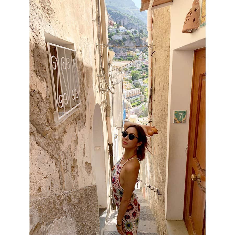 松岡李那さんのインスタグラム写真 - (松岡李那Instagram)「Let’s go Capri 🏖❤️ カプリ島に行って来ました☀️ 太陽の下のイタリアビールは何でこんなに最＆高なんでしょう🍺 キャー！カプリ島が見えました🥺💕 こんな形しているんだ！ 青の洞窟に行きたいがためカプリに向かいます☺️ 果たしてたどり着くのか！ 乞うご期待☺️笑笑 * * #路地裏シリーズ  #イタリアビール #カプリ島 #capri #italyfashion #Travel #loveitaly #sun #sunnygirl #italian #grottaazzurra  #青の洞窟 #ローマ帝国 #さいあんどこう」8月27日 8時46分 - linahxoxo