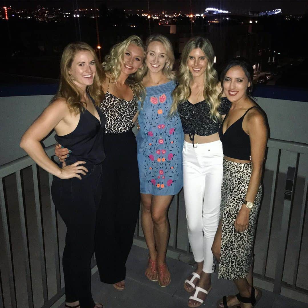 アレクシ・ギレスのインスタグラム：「Denver night with these gorgeous ladies ⛰🖤」