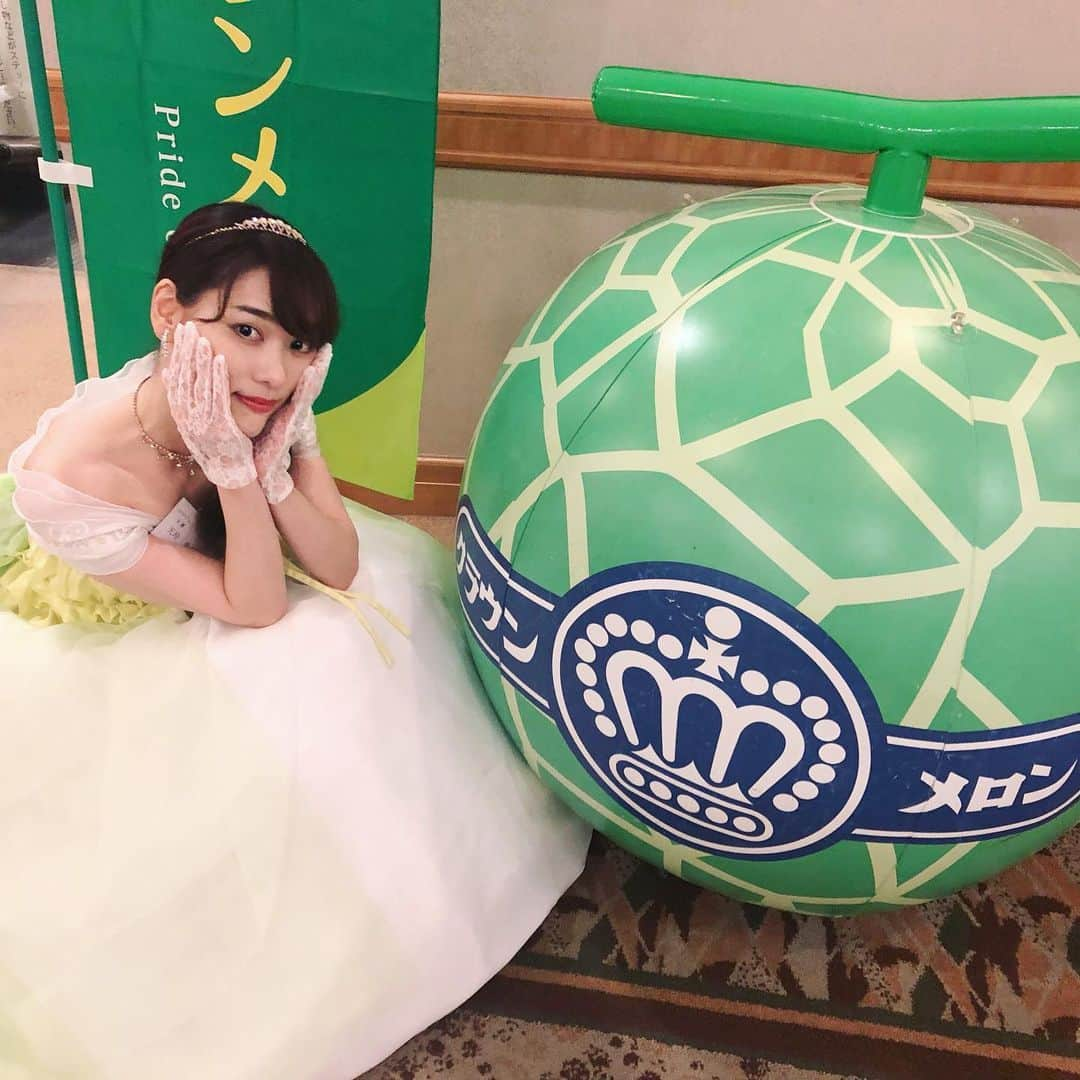 天玲美音さんのインスタグラム写真 - (天玲美音Instagram)「🍈クラウンメロン🍈への想い Blogで伝わったかな？💓 . みおんさん 本日(火)は #うごラジ でーす🏎💨💨💨💕 . 🍶12:20〜 「神沢川酒造場」 🍶15:20〜 「三和酒造」から生中継！ 聴いてねん♪ #kmix . では、行ってきまーす🌈✨ . MION Heart LOVE＆SMILE #天玲美音 🍈 . #drive #car #bike #japan #shizuoka #hamamatsu #fukuroi #crownmelon #melon #クラウンメロン #静岡 #メロン #fruits #フルーツ #メロン大好き #miontenrei #princess #dress #fashion #coordinate #dancing #mion #🍈 #天玲美音info」8月27日 8時57分 - miontenrei