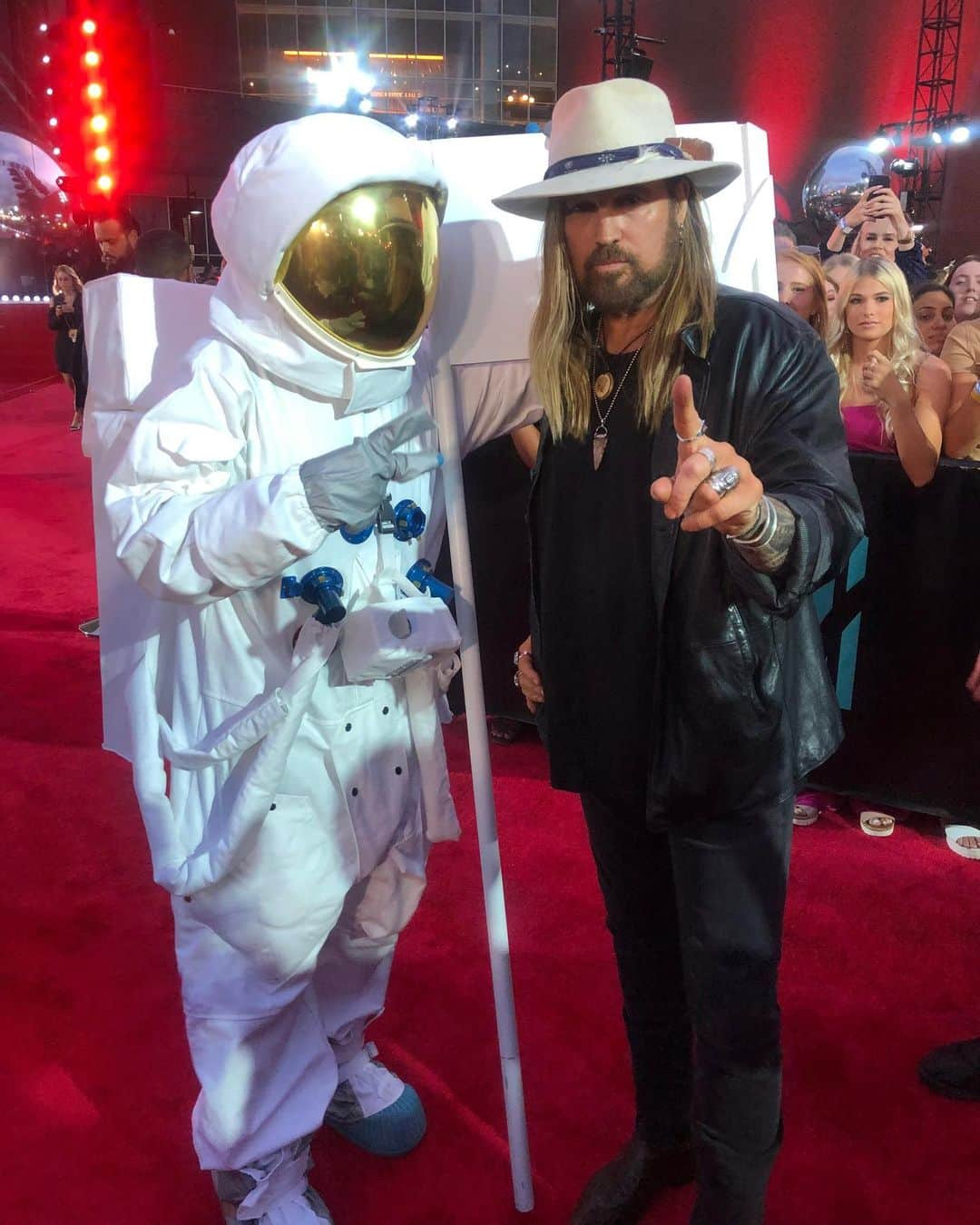 ビリー・レイ・サイラスさんのインスタグラム写真 - (ビリー・レイ・サイラスInstagram)「#VMAs #Moonman」8月27日 8時57分 - billyraycyrus