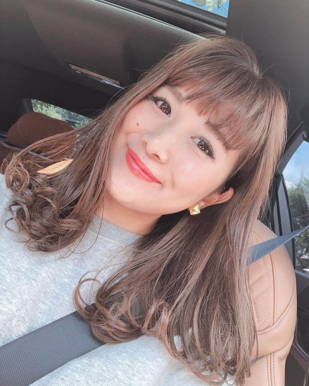 のインスタグラム：「髪の毛暗くしました♡カットカラートリートメント、全て月1ペースで鶴ちゃん @tsurutani_kにお願いしてます＼(^o^)／前髪はもうパッツン以外無理。笑 今、鶴ちゃんと新しい企画を進めているので、近々お知らせします♡ #hairstyle#ヘアスタイル」