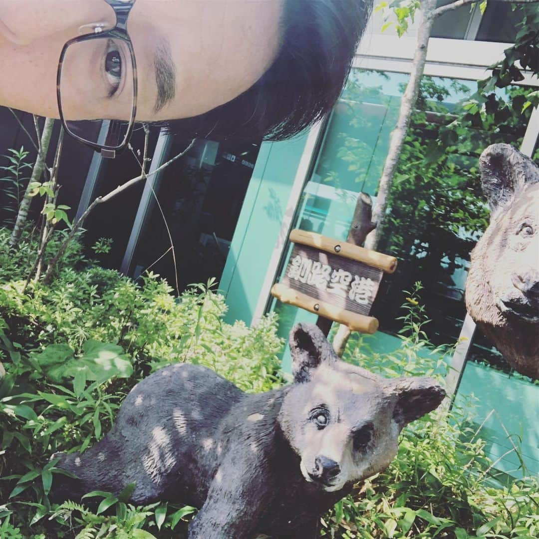 岩本勉さんのインスタグラム写真 - (岩本勉Instagram)「うぉー！ たんちょう釧路空港でクマさんシカさんに出迎えられたわいや(⌒▽⌒)」8月27日 8時52分 - gun18gun18