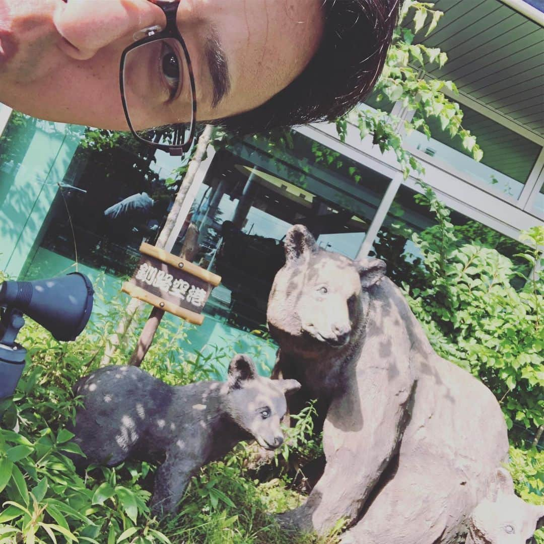 岩本勉さんのインスタグラム写真 - (岩本勉Instagram)「うぉー！ たんちょう釧路空港でクマさんシカさんに出迎えられたわいや(⌒▽⌒)」8月27日 8時52分 - gun18gun18