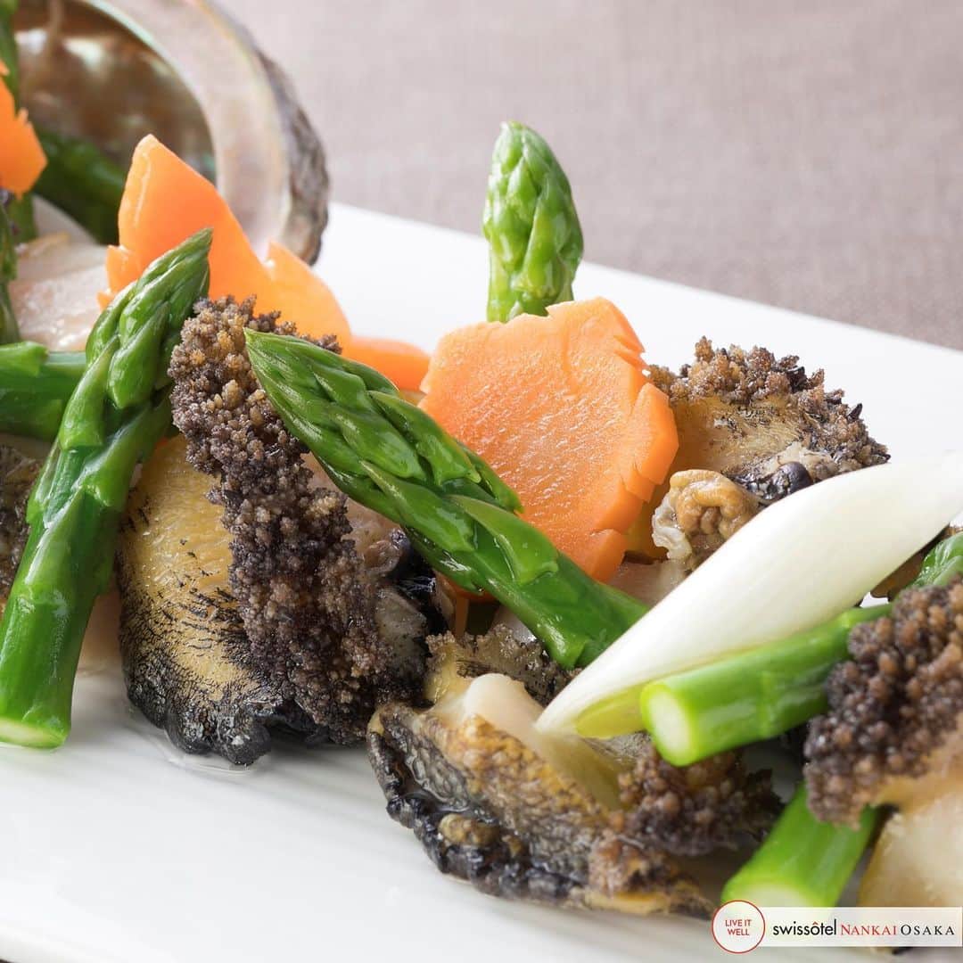 スイスホテル南海大阪さんのインスタグラム写真 - (スイスホテル南海大阪Instagram)「アワビの魅力を発見しましょう。健康維持のためにも、ぜひお召しありください。 #EmpressRoomOsaka  Discover the wonders of abalone. Eat your way to a healthy you. #EmpressRoomOsaka」8月27日 8時59分 - swissotelnankaiosaka_official