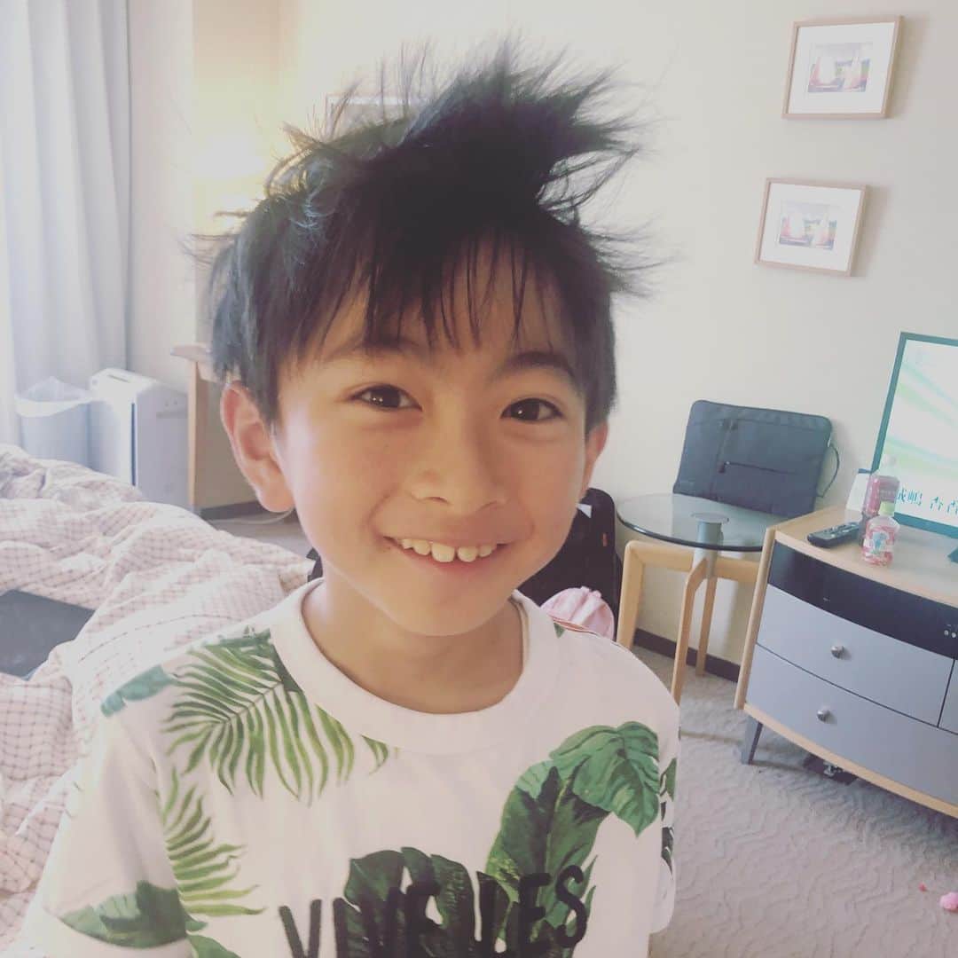 太陽チャンネルのインスタグラム：「おはようございます！！今日はUFes-Kidsなんだけど寝癖ボンバーすぎwwwwwwwwwどうしようwwwwwwwww #太陽チャンネル #ufeskids #uuum #寝ぐせ」
