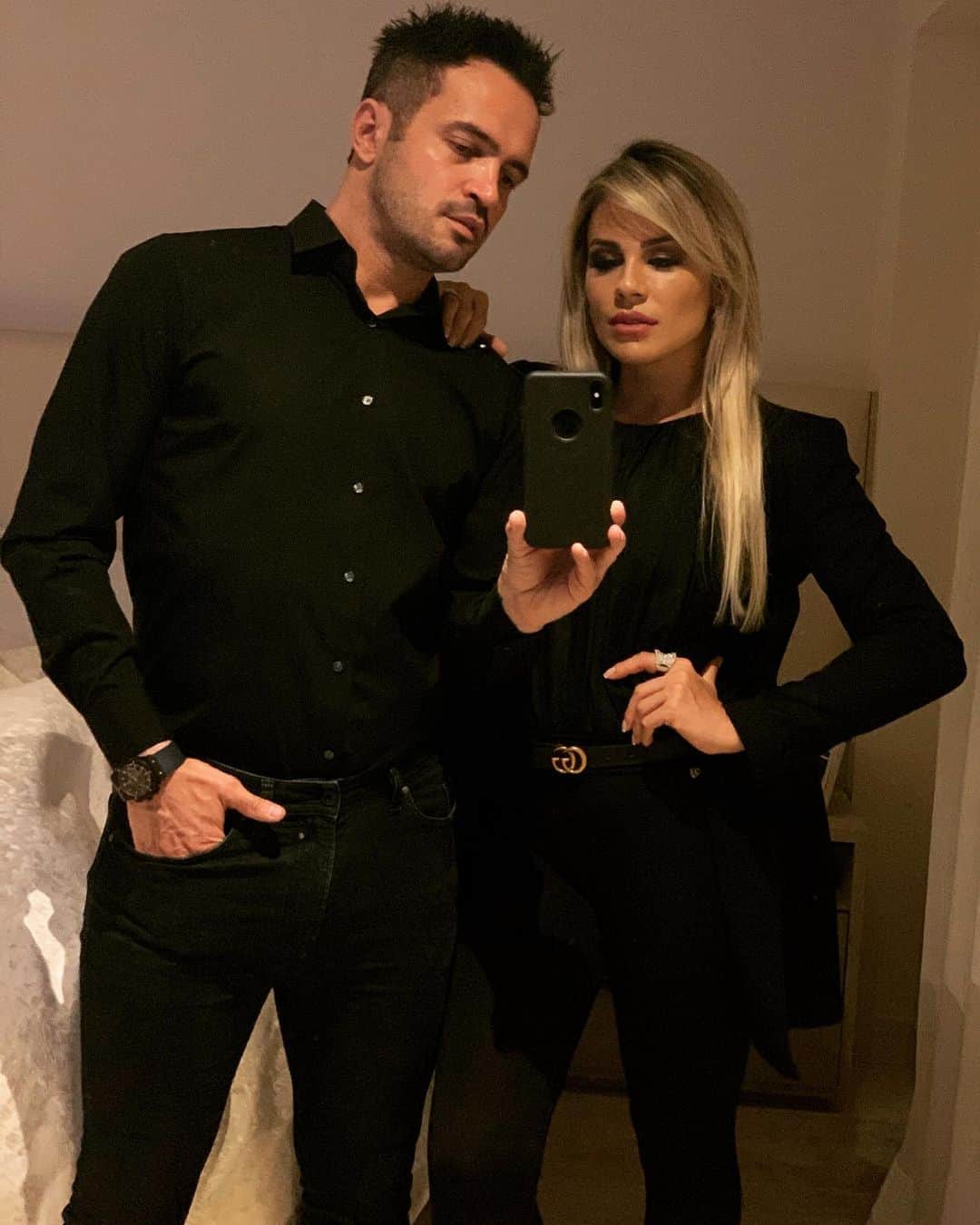 アレッサンドロ・ローザ・ヴィエイラのインスタグラム：「Minha companheira 👱🏼‍♀️❤️💍 @lilifariav #Teamo #Amor #blackstyle」