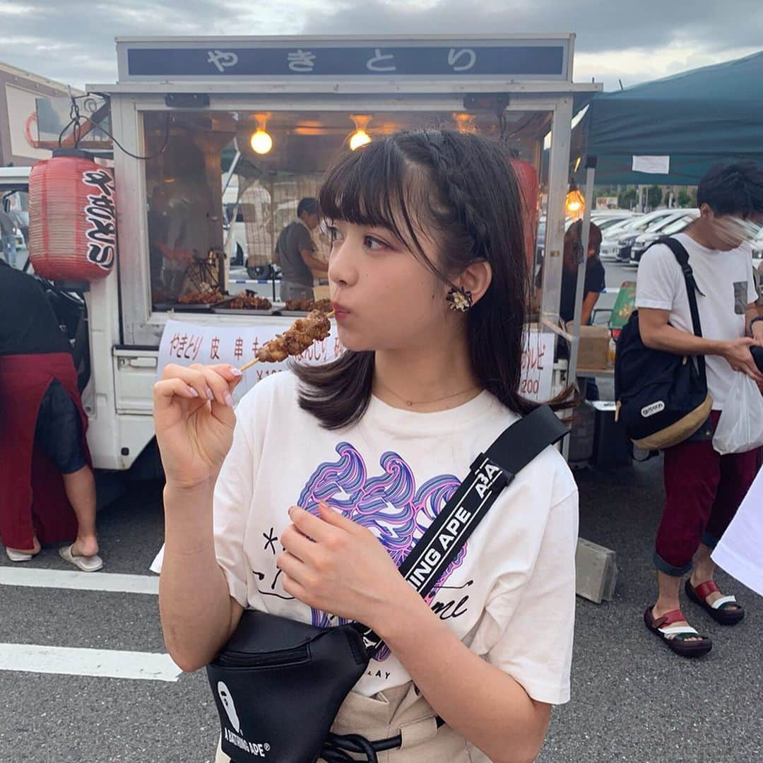 新井ひとみさんのインスタグラム写真 - (新井ひとみInstagram)「可愛い食べ物も 好きだけど、、、 でも、、、 ＊ 焼き鳥Love💘💘 ＊ 食べる？ あげないけどねっ😏 ＊ #女子流 #山形 #ひがしね祭 #屋台 #屋台祭り #でみせ  #出店 #焼き鳥 #love」8月27日 9時14分 - hitomi_tokyogirlsstyle