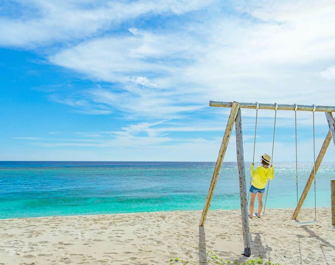 詩歩さんのインスタグラム写真 - (詩歩Instagram)「🏝﻿ ﻿ 与論島で見つけた海辺のブランコ🌊﻿ Swing to the blue ocean!!﻿ ﻿ こんなに綺麗なのにまだ地元の人にも全然知られてないブランコらしく、綺麗な海を目の前に貸切で楽しめました😊❤️﻿ ﻿ 与論空港のすぐ隣、パラダイスビーチにありますよ〜✈️﻿ ﻿ ﻿ 📺﻿ ﻿ 今回のヨロン島取材ですが、日曜放送のTVロケで訪れていました！﻿ ﻿ ＜放送日＞﻿ 9月1日(日) 16時〜﻿ 「人生変わる！？奇跡の宿」﻿ TBS系列にて全国放送﻿ ﻿ モデルの高田秋さんをヨロンへご案内させていただきました✈️﻿ 空撮映像満載！！！﻿ 最高のコンディションで良い映像になっているはず！！！﻿ ﻿ 今週末・日曜日放送です。﻿ ぜひぜひご覧ください！！！﻿ ﻿ ﻿ ﻿ 📍パラダイスビーチ／鹿児島県　与論島　﻿ 📍Paradise beach／Kagoshima Japan﻿ ﻿ ﻿ ﻿ ©詩歩／Shiho﻿」8月27日 14時47分 - shiho_zekkei