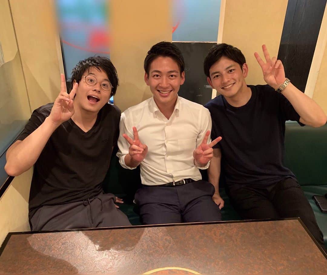 フジテレビアナウンサーのインスタグラム：「暑い夏を乗り切ろうと焼肉へ！ 黒瀬アナが連れて行ってくださいました！ 話も盛り上がってたくさん食べた、楽しい会でした🙆‍♂️ いつも優しい黒瀬アナと爽やかな堀池アナにパワーをもらいました！  #フジテレビアナウンサー #黒瀬翔生 アナ #堀池亮介 アナ #大川立樹」