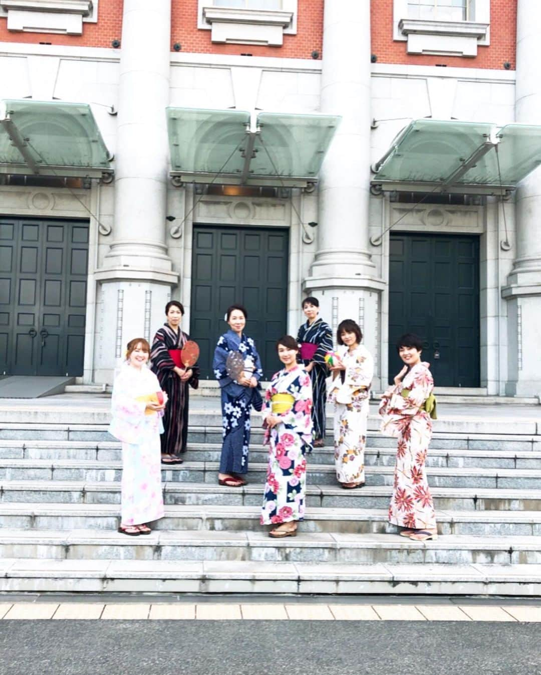 小林万希子さんのインスタグラム写真 - (小林万希子Instagram)「昨日はstyleeで浴衣イベント🌸 「浴衣で夏の終わりのハーモニー」♬笑 ・ 大阪市中央公会堂で写真撮影 (中央公会堂は許可を得ての撮影です！📸) ・ 撮影の段階から大盛り上がり！ ・ 皆さん、浴衣を着てしっとり美人✨✨ ではなく！大はしゃぎの撮影大会！笑 ・ 会社帰りの人がみ〜〜んな不思議そうに見て通る😅笑 ・ 日頃のうっぷんをはらすべく！笑 かなり賑やかな撮影タイムでした！ ・ ・ #チームstylee  #浴衣イベント  #浴衣  #似合ってる 😆✨ #浴衣美人  #浴衣女子  #川沿い  #テラス  #気持ちいい ❤️😆 #楽しかった ！ #ありがとう 😊 #大はしゃぎ  #出せない写真の方が多い 笑 #公会堂 が #素敵 ✨✨」8月27日 9時16分 - macky1218