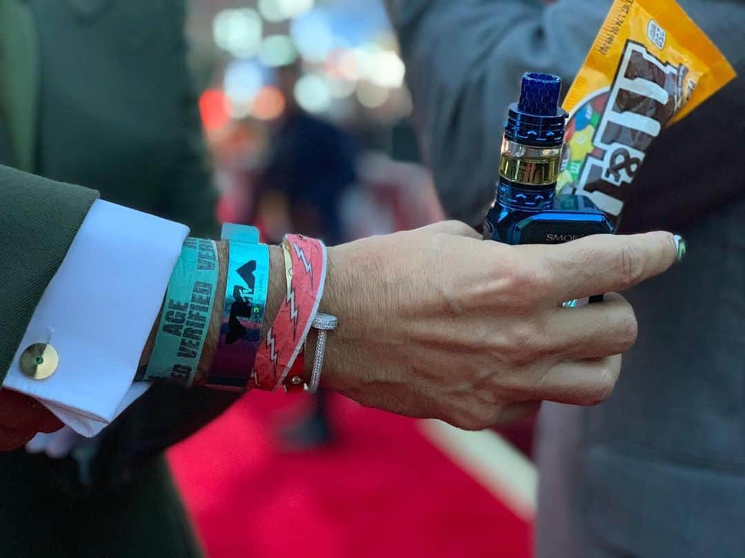 マーク・ジェイコブスさんのインスタグラム写真 - (マーク・ジェイコブスInstagram)「The VMA survival kit. Bracelet game strong: various wristbands, @Cartier LOVE bracelet, and pavéd Clu. Vintage Cartier cufflinks gift of Mrs. Prada @prada #VMAs @MTV @cfda #fashiontrailblazeraward #firstever #proudofus #gratefulnothateful #🙏🏼」8月27日 9時20分 - themarcjacobs