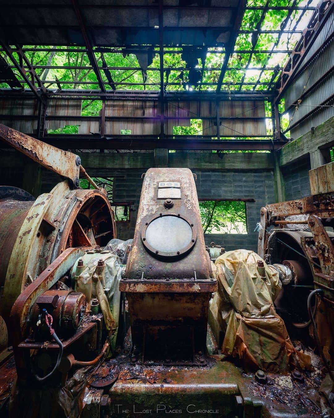 啝 （わ）のインスタグラム：「Cyclops 𓆲 𓆲 𓆲 #廃墟 #Abandoned #AbandoniG #allabandoned #abandonedworld #Abandonedafterdark #abandoned_addiction #abandoned_greece #abandon_seekers_ #Abandoned_Excellence #abandonedcentral #beAlpha #discarded_butnot_forgotten #DECAY_iLLife #desertedplaces #ethereal_moods #grime_nation #grime_reapers #GoTrespassing #ig_urbex #Itsabandoned #KINGS_ABANDONED #renegade_abandoned #sombrexplore #urbex_supreme #urbex_regards #urbexplaces #urbex_disciple #urbex_utopia  #japan_urbex」