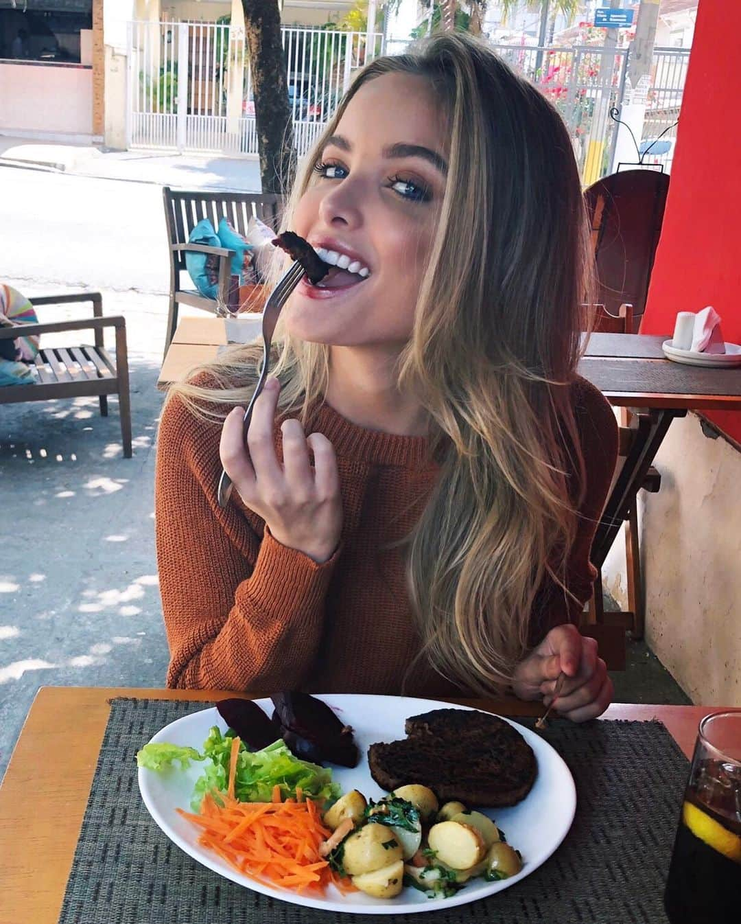 Giovanna Chavesさんのインスタグラム写真 - (Giovanna ChavesInstagram)「Ta vendo como dá para ser igual sendo diferente?  Eu em dois momentos diferentes comendo o meu Incrível Burger Seara, que é 100% vegetal mas igualzinho a carne de verdade.  Na primeira foto, estou almoçando o meu @incrivelseara com um quejinho por cima aqui na minha casa e, na segunda, fui ao meu bistrô preferido que sempre prepara as comidinhas vegetarianas que eu levo (que aliás, prepararam o Incrível Burger muito bem, viu?). Gente, é uma delícia! tem sabor e textura inconfundíveis de carne com 27gr de proteína por unidade, além disso, é feito com soja não transgênica, beterraba, cebola e alho, podendo ser consumido por veganos e não veganos! AMEI! #IncrívelBurgerSeara #publi 🖤」8月27日 9時21分 - giovannachaves