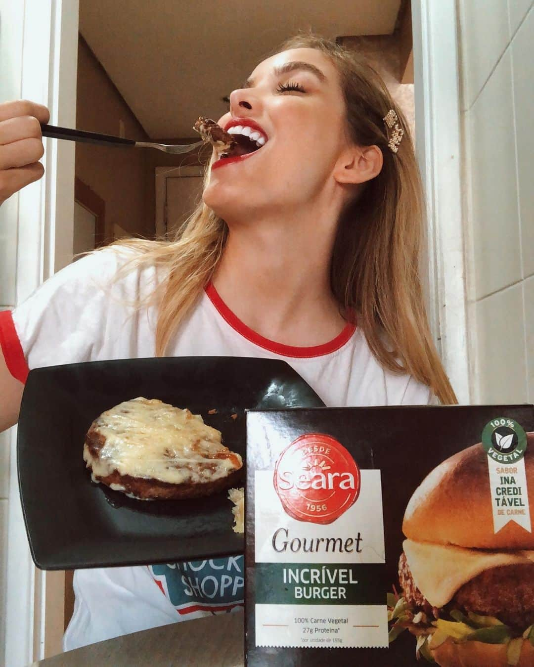 Giovanna Chavesさんのインスタグラム写真 - (Giovanna ChavesInstagram)「Ta vendo como dá para ser igual sendo diferente?  Eu em dois momentos diferentes comendo o meu Incrível Burger Seara, que é 100% vegetal mas igualzinho a carne de verdade.  Na primeira foto, estou almoçando o meu @incrivelseara com um quejinho por cima aqui na minha casa e, na segunda, fui ao meu bistrô preferido que sempre prepara as comidinhas vegetarianas que eu levo (que aliás, prepararam o Incrível Burger muito bem, viu?). Gente, é uma delícia! tem sabor e textura inconfundíveis de carne com 27gr de proteína por unidade, além disso, é feito com soja não transgênica, beterraba, cebola e alho, podendo ser consumido por veganos e não veganos! AMEI! #IncrívelBurgerSeara #publi 🖤」8月27日 9時21分 - giovannachaves