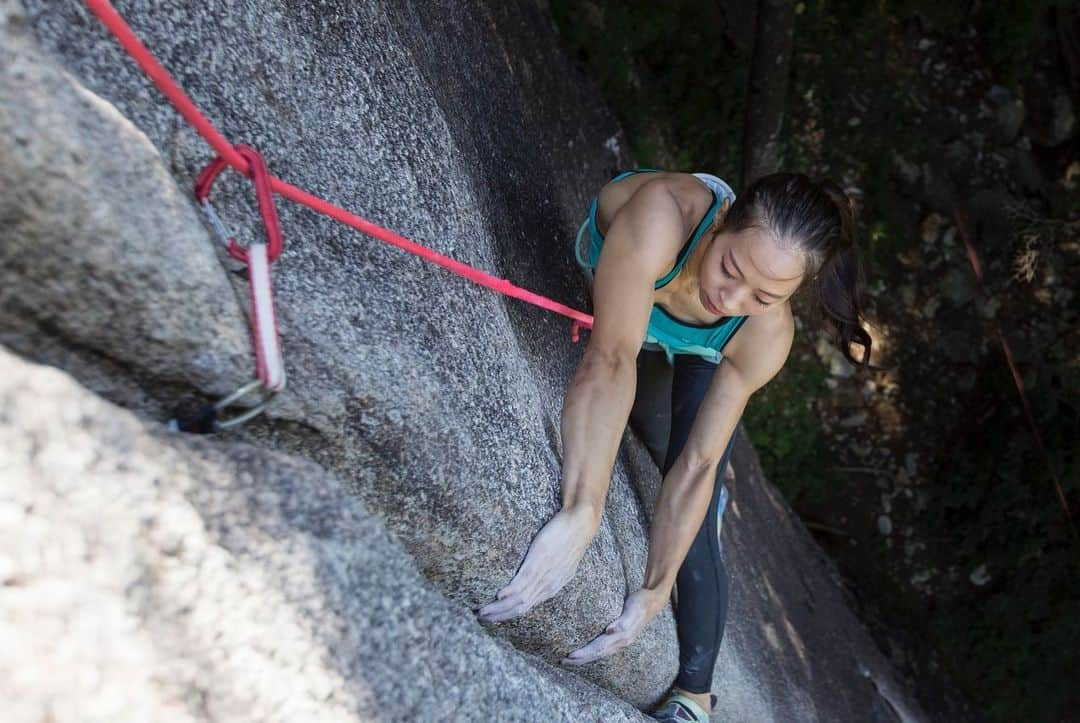 野口啓代さんのインスタグラム写真 - (野口啓代Instagram)「Mt, Ogawa⛰ I enjoyed my first crack climbing, Slab Lead, Bouldering... I tryed new 3 combined 😊👍🏻* * * 小川山で初クラック！スラブのリード！ボルダー！というこの日も3種コンバインドをやりました😂👍🏻久しぶりの岩場楽しかった〜❤️* * photo by @shintaozawa」8月27日 9時32分 - noguchi_akiyo