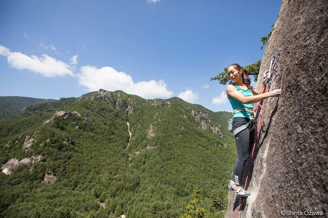 野口啓代のインスタグラム：「Mt, Ogawa⛰ I enjoyed my first crack climbing, Slab Lead, Bouldering... I tryed new 3 combined 😊👍🏻* * * 小川山で初クラック！スラブのリード！ボルダー！というこの日も3種コンバインドをやりました😂👍🏻久しぶりの岩場楽しかった〜❤️* * photo by @shintaozawa」