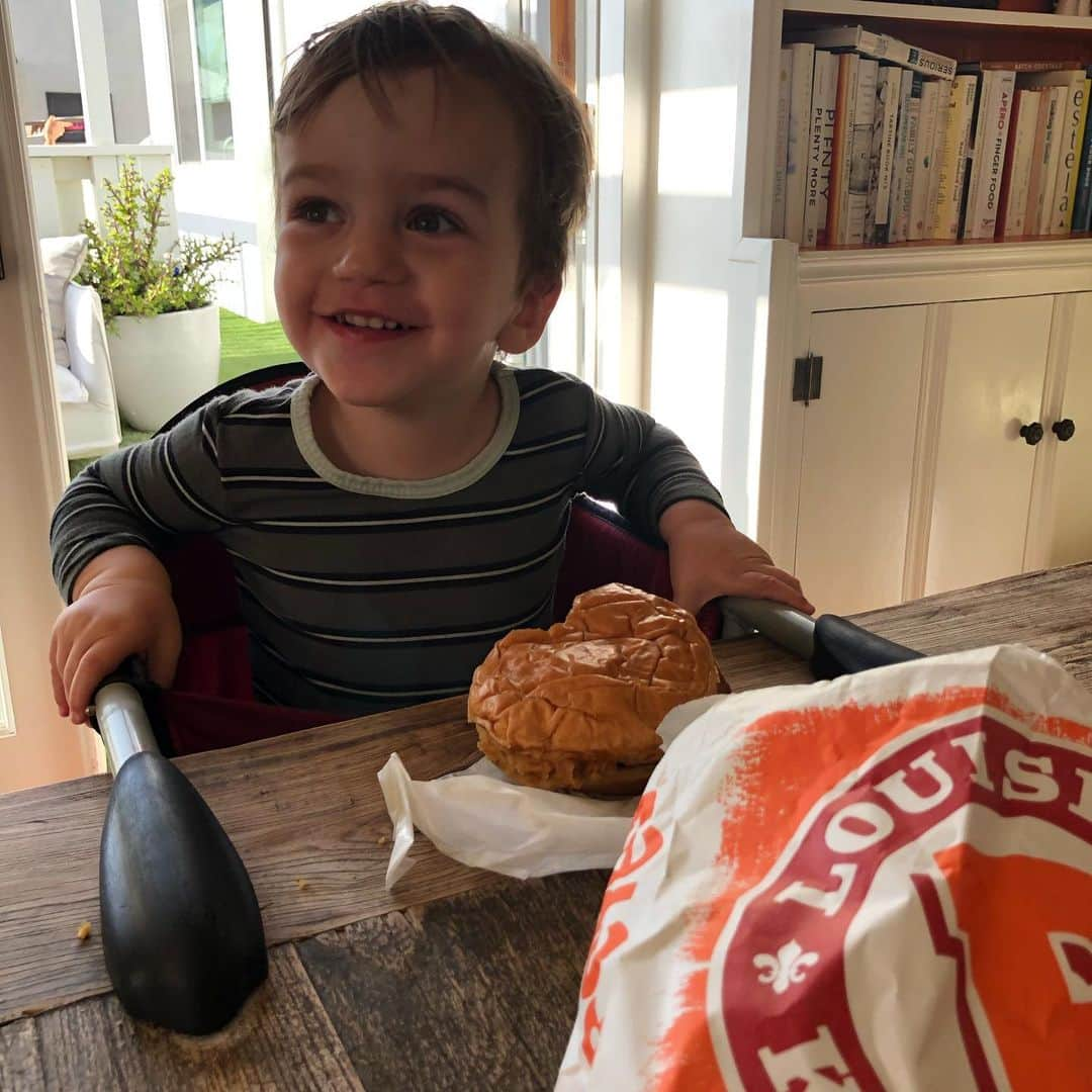 ジミー・キンメルさんのインスタグラム写真 - (ジミー・キンメルInstagram)「Even 2 yr olds can’t resist the #popeyeschickensandwich」8月27日 9時30分 - jimmykimmel