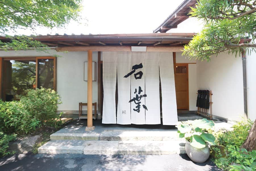 樋口智恵子さんのインスタグラム写真 - (樋口智恵子Instagram)「Weekend onsen trip to Yugawara “Sekiyo”.Minimal and classy♨︎🌿 . . . . 週末、湯河原「石葉」へ♨️洗練されたおもてなしを随所に感じる、かなり大人なお宿です。 お部屋は全9部屋。私が宿泊したのはミニマルで上品で居心地の良い、素晴らしい眺めのお月見台があるお部屋🌿この離れはつい最近リニューアルされたそうで畳も新しく家具やバスルームもピカピカでした✨ 掛け流しのお湯に浸かり、柔らかな風を浴びつつビール...日本の夏って素晴らしい！と、改めて感じることができた最高の週末になりました🇯🇵 . . . . #湯河原 #石葉 #温泉旅行 #週末旅行 #温泉 #温泉旅館 #onsen #weekendtrip #yugawara #japantrip #hotsprings #旅好き #温泉大好き」8月27日 9時31分 - chieko_higuchi