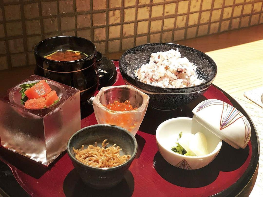 森本あやかさんのインスタグラム写真 - (森本あやかInstagram)「〆のご飯😋🍚 ご飯についてる選べる小鉢の種類が凄いで😂﻿ さらに、デザートまで😋😋﻿ こんなにたくさんついて﻿ このクオリティで¥7800は安すぎる✨﻿ ﻿ ----------------------------﻿ 【串揚げ かな山】﻿ ﻿  大阪市北区曾根崎新地1-4-25 北新地MDビルB1F﻿ 06-4797-6166﻿ 17：30～23：00（L.O.22：00）﻿ ※21時以降のご予約についてはお電話にて承ります。﻿ ﻿ ★8月26日～　お昼営業始めます★﻿ 営業時間｜11：30～14：00（L.O.13：30）﻿ 定食ランチのみのご提供となります。﻿ ﻿ 定休日 日曜日﻿ ﻿ 【JR東西線】　北新地駅　11-5出口より徒歩5分﻿ 【地下鉄四つ橋線】　西梅田駅　徒歩5分﻿ 【JR】 大阪駅　徒歩8分﻿ 【地下鉄御堂筋線】　梅田駅 徒歩8分﻿ 北新地駅から58m﻿ ﻿ ----------------------------﻿ ﻿ #串揚げかな山 #北新地 #大阪 #北新地グルメ #大阪グルメ #あやまろグルメ #串揚げ #串揚げコース #美味しい #無農薬野菜 #こだわり食材 #りかぱんだ #おひめ」8月27日 9時32分 - ayachi0120