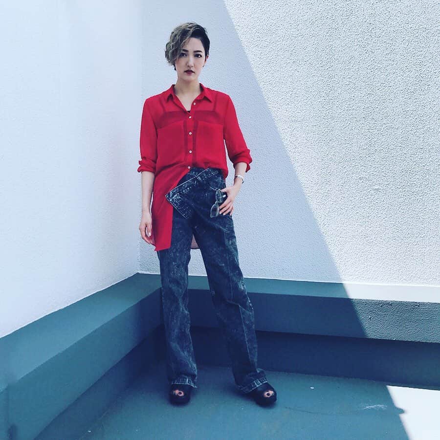 花野じゅりあさんのインスタグラム写真 - (花野じゅりあInstagram)「. 🕶✨ . . . . . #outfit #fashion #赤シャツ」8月27日 9時34分 - julia.hanano