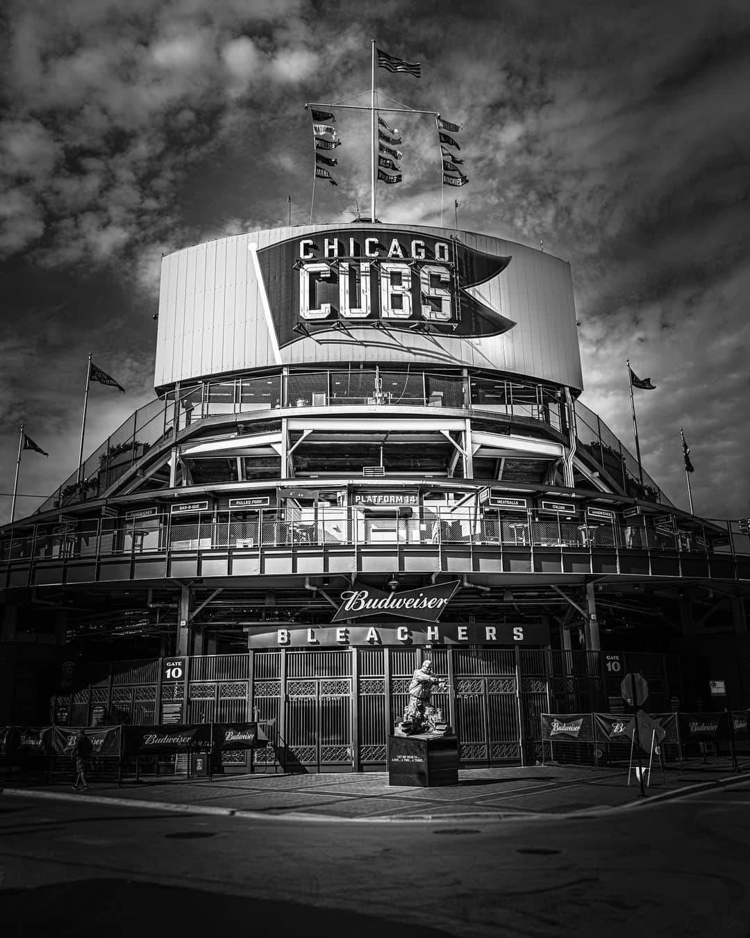 ハウィー・ケンドリックさんのインスタグラム写真 - (ハウィー・ケンドリックInstagram)「Harry Caray Land. #wrigleyfield #leicaphoto #leicaq2」8月27日 9時35分 - hkendrick47