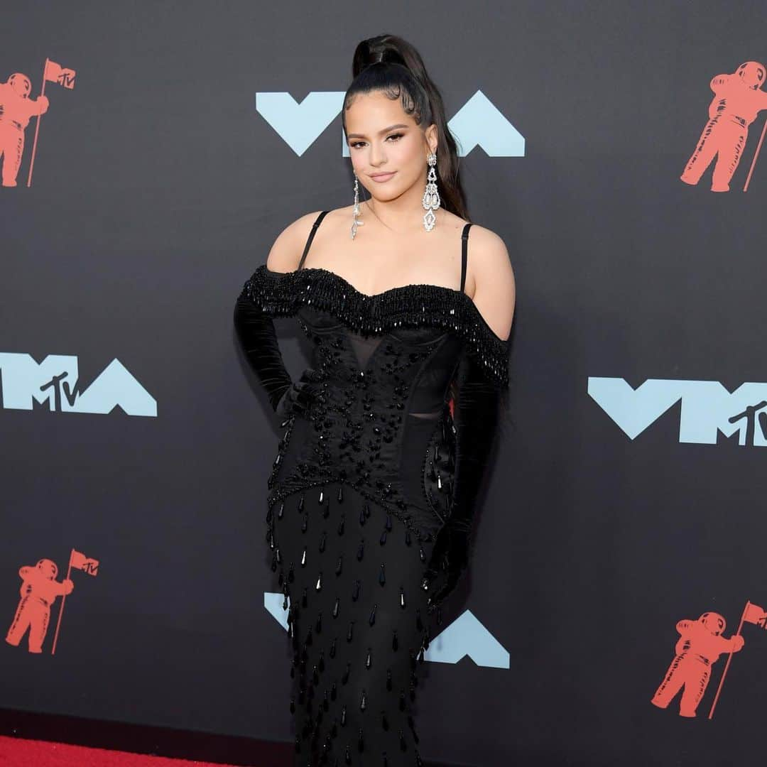 New York Times Fashionさんのインスタグラム写真 - (New York Times FashionInstagram)「@rosalia.vt just won best latin video for her hit "Con Altura." Photo by Dimitrios Kambouris/Getty Images. #vmas」8月27日 9時36分 - nytstyle