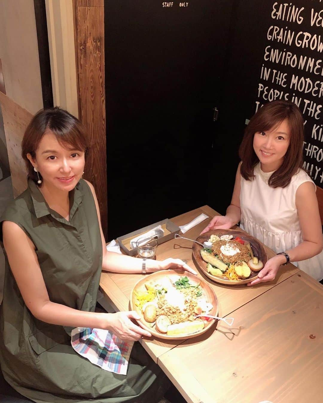 吉永愛さんのインスタグラム写真 - (吉永愛Instagram)「@wearethefarm.meguro で ちかさん @chikastyle_103 とランチ♥️ 美味しいお野菜モリモリ食べて来ました😋 ここは、リピートしたいな💕 #wearethefarm  #目黒 #ランチ #女子会 #野菜 #美味しかった #オーガニック #オーガニック野菜 #アラフォー」8月27日 9時36分 - a.i.yy