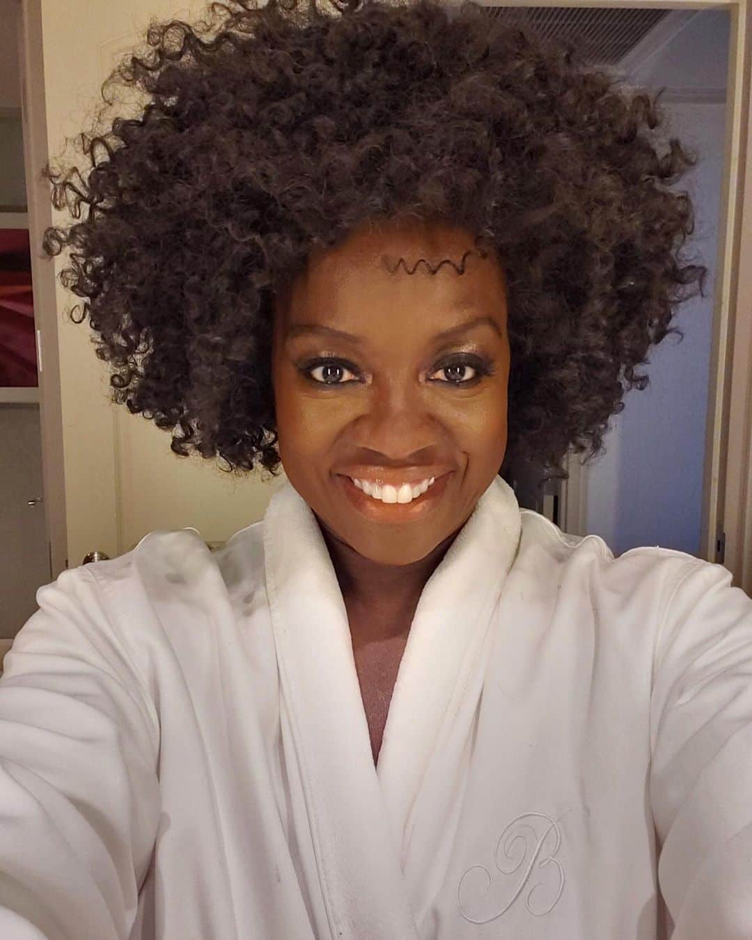 ヴィオラ・デイヴィスさんのインスタグラム写真 - (ヴィオラ・デイヴィスInstagram)「Getting ready for @cirquedusoleil. Did my own makeup 😁😁🙏🏿🙏🏿 #MGMAmbassador @bellagio @mgmresortsintl」8月27日 9時37分 - violadavis