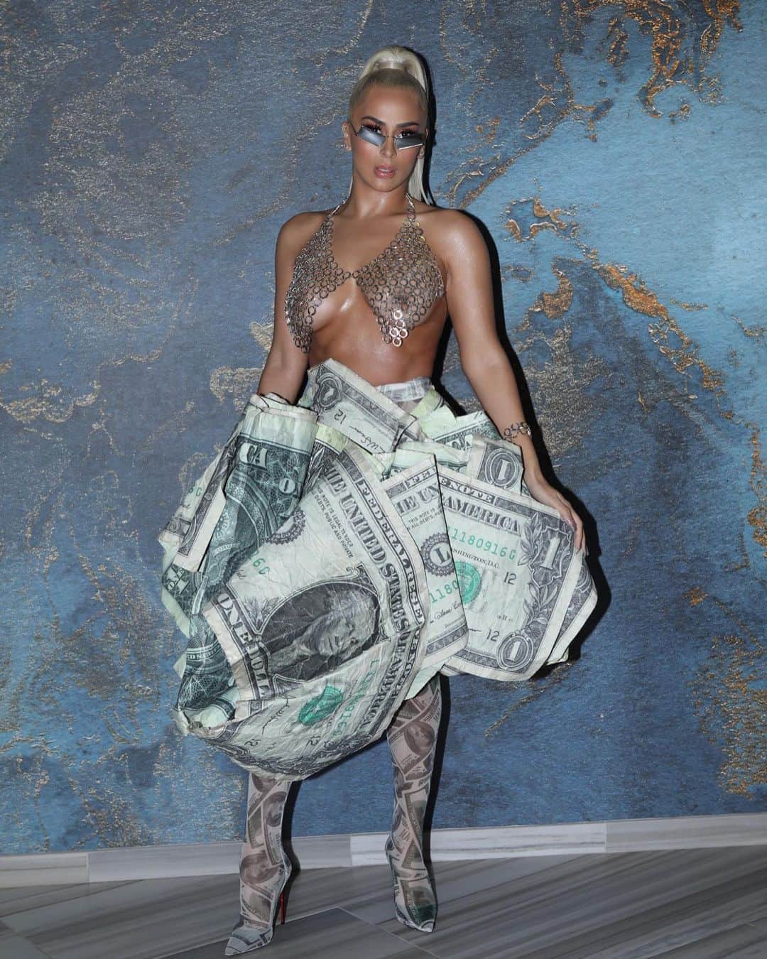 ベロニカ・ベガのインスタグラム：「VMAS 19  Stylist: @demidorsey  MUA: @kvngslay  Hair: @micahmiami  Designer: @kotaokuda 📸: @abrithephotographer」