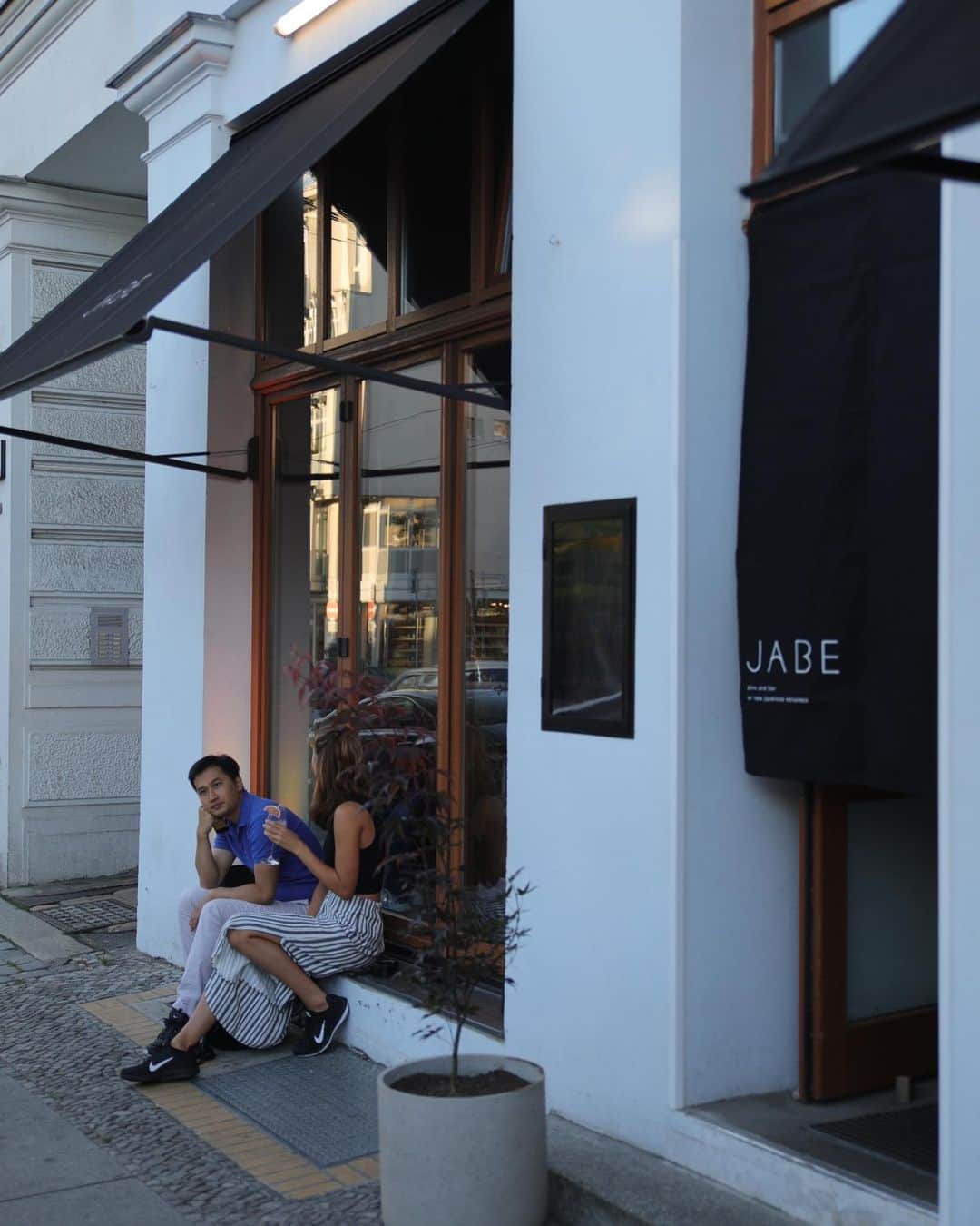川上俊さんのインスタグラム写真 - (川上俊Instagram)「Branding, Art direction & Design  for JABE/Berlin - 最近はデザインがどうのこうのではなくて、僕らがブランディングやデザインするブランドが出来たことによって生まれる差分、その街や人々にどんな影響を与えることができるのか？ということに興味があります。  高いデザイン性を作り出すこととビジネスでの成功を考えること。それはもう当たり前として、リリースした後、社会やマーケット、街や人々に新たなトレンドや流行など、ポジティブな存在／ポジションになるということ。それが自分が存在するポジティブな意味になるなどとも思いながら、デザインやアートディレクションしています。  シンプルに、ポジティブな影響を生み出すもの、残り続けるもの、消費されないゴミにならないデザインやブランド。そういうものを作り続けたいと、最近とくに思っています。  #shunkawakami #artless」8月27日 9時56分 - shunkawakami